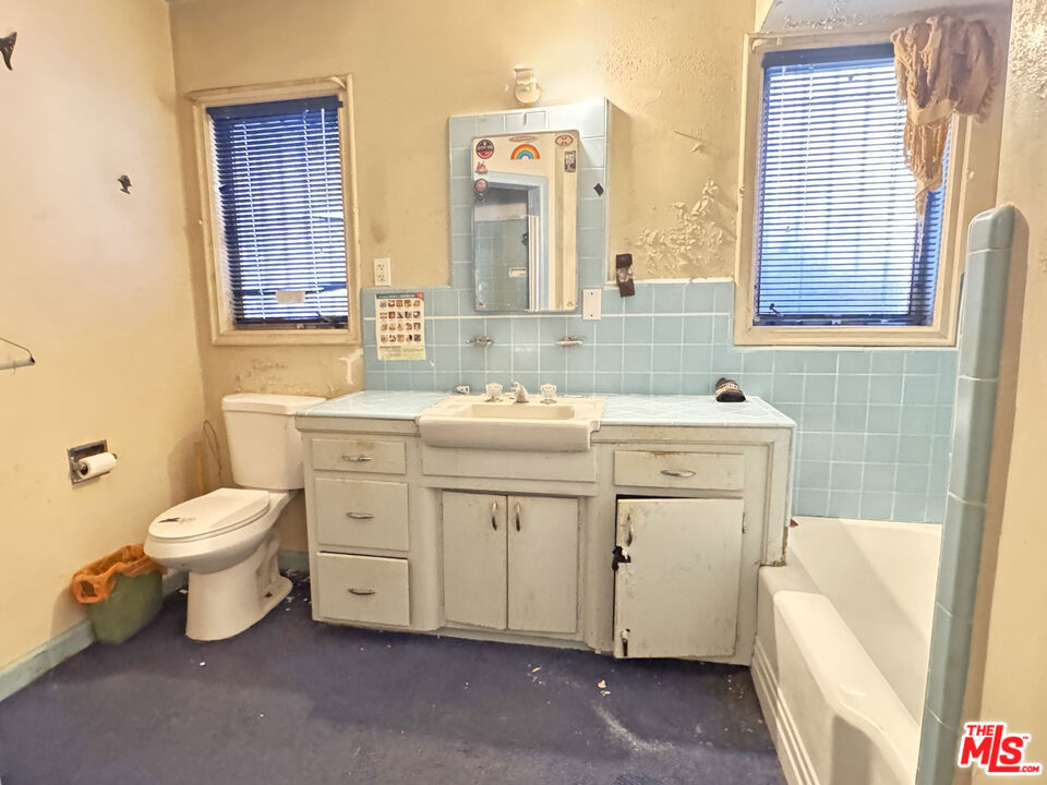 https://media.crmls.org/mediaz/8fd67eaf-8210-4785-b2e5-99b589df72c0.jpg?preset=X-Large