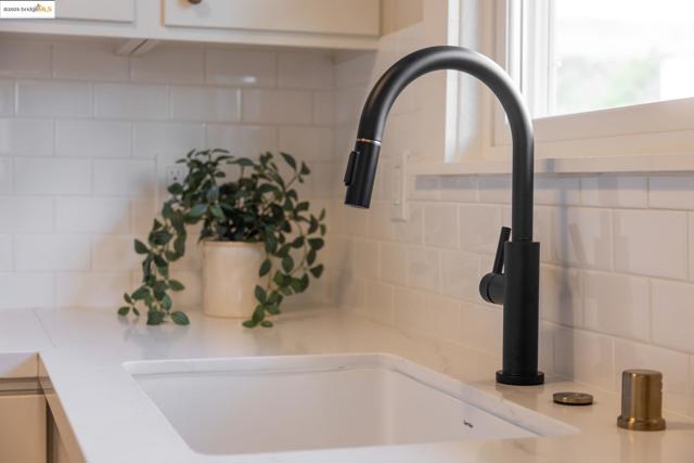 2941 Madeline St, Oakland CA: https://media.crmls.org/mediaz/8fd78aae-32df-4ce9-a79e-4d139c6a5c81.jpg