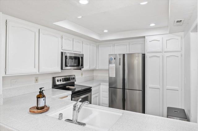 Detail Gallery Image 6 of 33 For 1113 Wren, Escondido,  CA 92026 - 2 Beds | 2/1 Baths