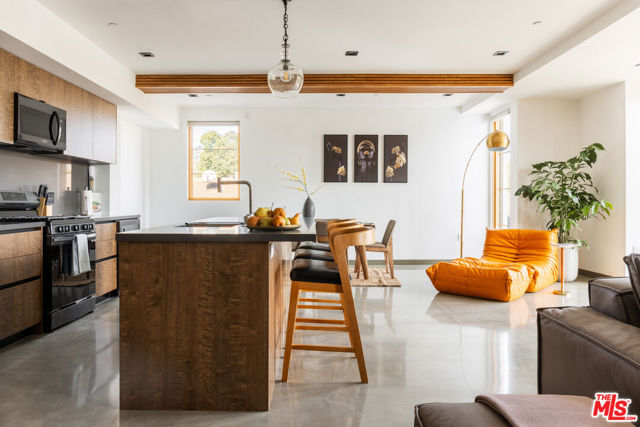 547 N Sweetzer Avenue, West Hollywood CA: https://media.crmls.org/mediaz/8fd84081-3c61-45e9-a803-dd8d89bb93b4.jpg