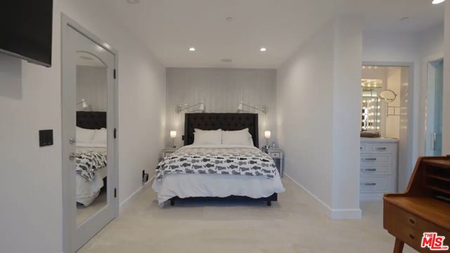 1380 Summitridge Place, Beverly Hills CA: https://media.crmls.org/mediaz/8fd86078-6ec8-4764-a86d-e40ad89aaf04.jpg