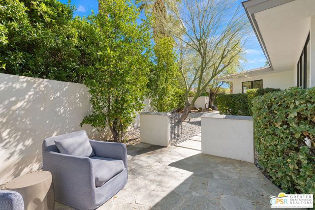 290 W Lilliana Drive, Palm Springs CA: https://media.crmls.org/mediaz/8fd8bc36-184a-44fc-842e-27b6f87ca04f.jpg