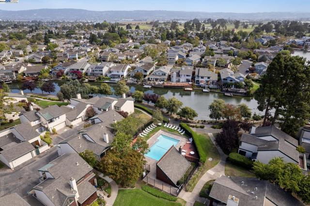 101 Carob Ln, Alameda CA: https://media.crmls.org/mediaz/8fd90a86-68b8-4368-b1bb-69d7d276c7a4.jpg