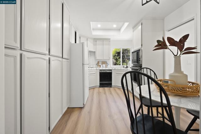 39 Crane Ct, Alameda CA: https://media.crmls.org/mediaz/8fd92655-fb6e-4b2a-a215-c63ecf921917.jpg