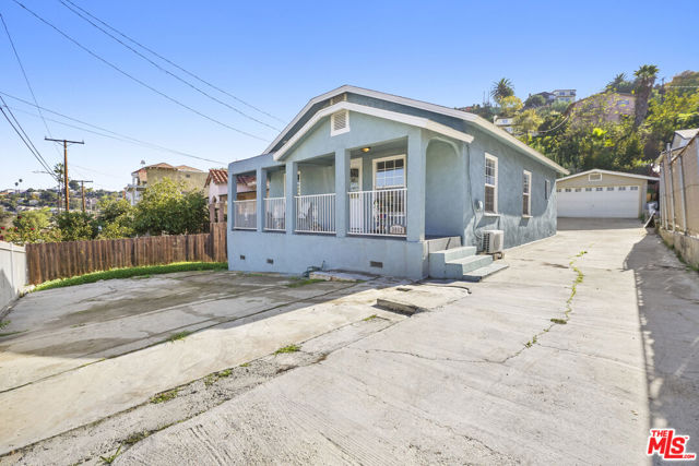 3852 Woolwine Drive, Los Angeles CA: https://media.crmls.org/mediaz/8fd92cb7-fb1a-44bb-8f4d-8d95edd460bf.jpg