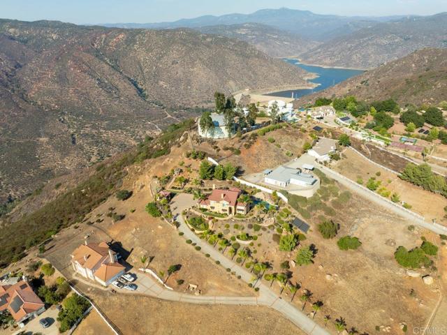 15718 Creek Hills Road, El Cajon CA: https://media.crmls.org/mediaz/8fdaddba-c752-4f59-b9fb-c86f1d5beab2.jpg