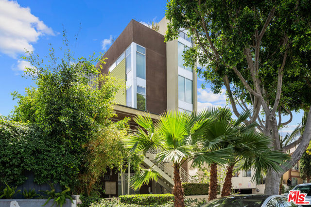 944 N Stanley Avenue, West Hollywood CA: https://media.crmls.org/mediaz/8fdb000e-705d-4bdf-b39f-0e30738c1210.jpg