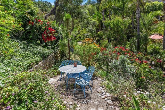 7728 Ludington Pl, La Jolla CA: https://media.crmls.org/mediaz/8fdbbf63-52fe-486c-bac1-4f98e3bad9f2.jpg