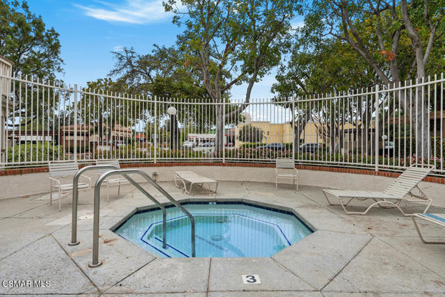 2414 Pleasant Way, Thousand Oaks CA: https://media.crmls.org/mediaz/8fdc0c53-453d-4b26-b780-32c8c04aad8d.jpg