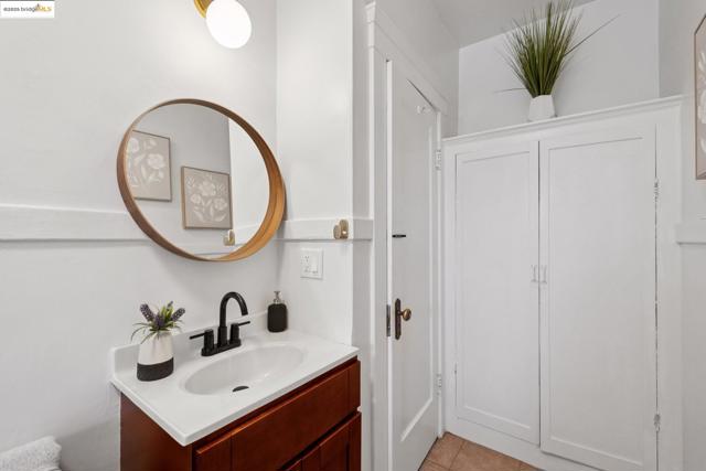 747 St, Oakland CA: https://media.crmls.org/mediaz/8fdc3b61-46fc-4807-b380-90cb9ef2b324.jpg