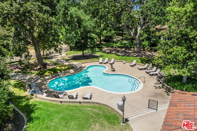 4042 Stoneriver Court, Westlake Village CA: https://media.crmls.org/mediaz/8fdc5b12-e47a-45c8-ba85-49eec13af541.jpg