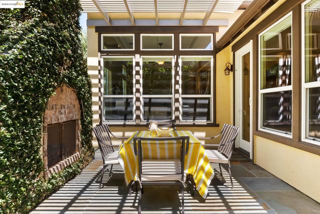 1101 Lafite Ct, Brentwood CA: https://media.crmls.org/mediaz/8fdcd40a-d16f-4b3b-a5e7-f59a92127639.jpg