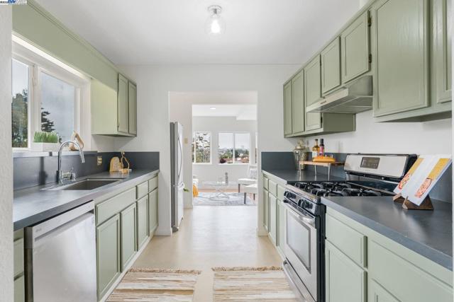 812 Washington Ave, Albany CA: https://media.crmls.org/mediaz/8fdd12f7-1ef9-4414-9627-836fd14ee54d.jpg