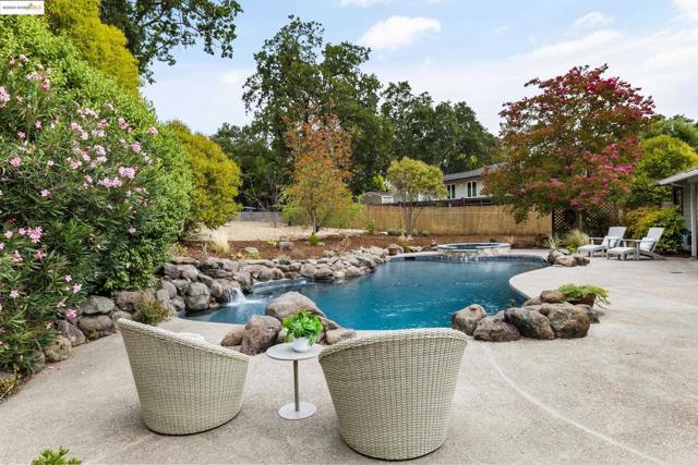 150 Santa Rita Dr, Walnut Creek CA: https://media.crmls.org/mediaz/8fddad1d-e8ce-4f38-ad05-0ba8b0906bef.jpg
