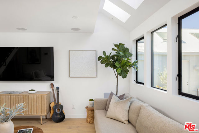 1821 Penmar Avenue, Venice CA: https://media.crmls.org/mediaz/8fddb008-b584-4418-a8dc-42eb21c9eb8b.jpg
