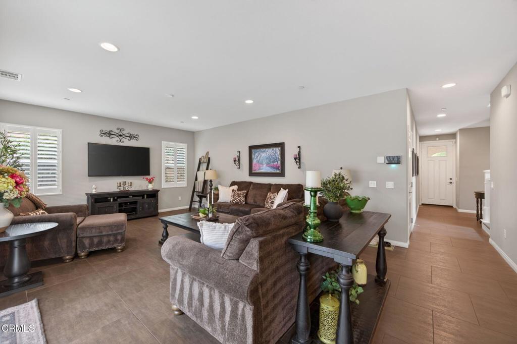 https://media.crmls.org/mediaz/8fddd222-1985-442b-9de2-eee9591e84bd.jpg?preset=X-Large