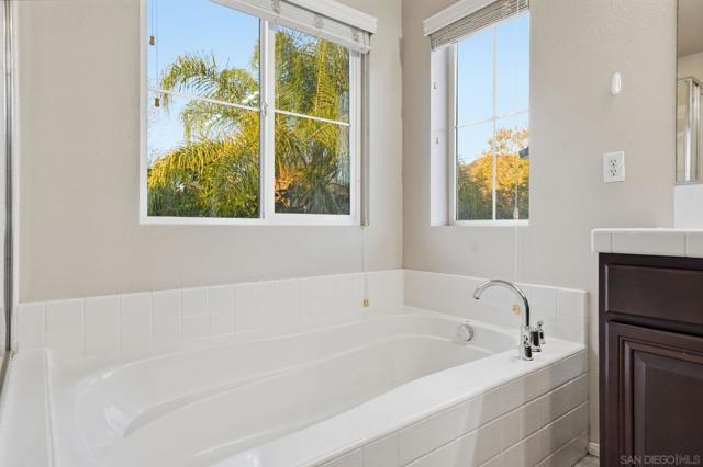 2923 Oro Blanco Cir, Escondido CA: https://media.crmls.org/mediaz/8fde4812-d90c-4449-b7e7-bc09355d50a7.jpg