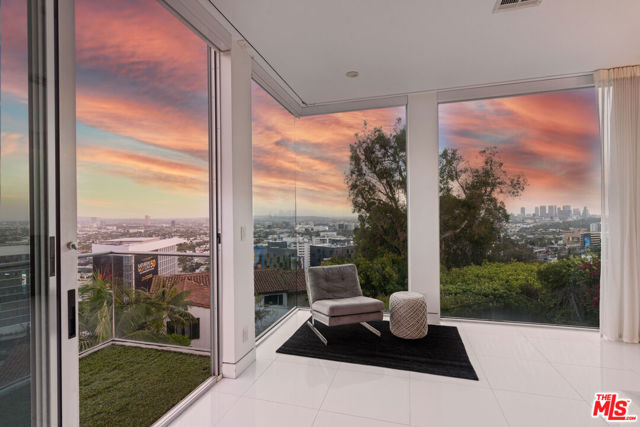 1377 Miller Place, Los Angeles CA: https://media.crmls.org/mediaz/8fde8180-2eaf-46eb-876e-0e5cbefc4ea0.jpg