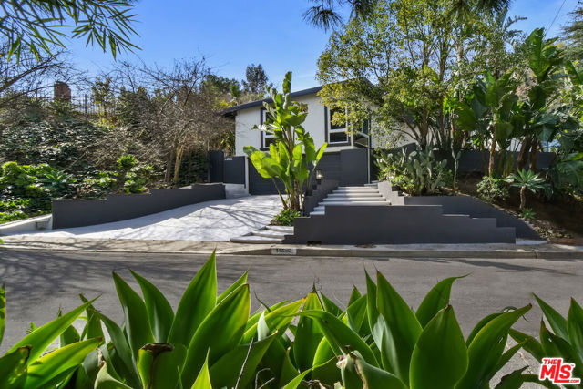 14892 Jadestone Drive, Sherman Oaks CA: https://media.crmls.org/mediaz/8fdecafc-1bac-4e97-9c59-58d8287b0f55.jpg