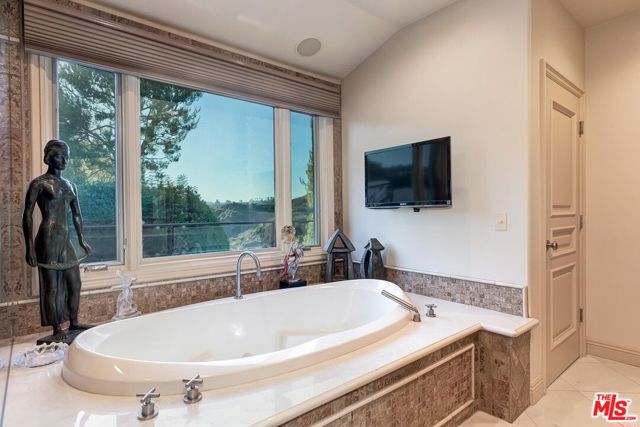 Drew Fenton | 10212 Briarwood Drive Los Angeles CA | MLS: 7608311