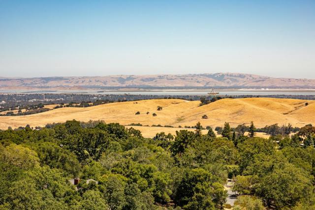 30 Pine Ridge Way, Portola Valley CA: https://media.crmls.org/mediaz/8fdfb889-e919-48c8-802c-4bf3d5080f6b.jpg