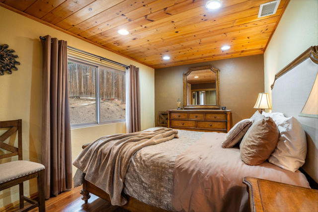 25169 Franklin Drive, Idyllwild CA: https://media.crmls.org/mediaz/8fe01de7-b94e-40d2-8917-2fedfc2896b0.jpg