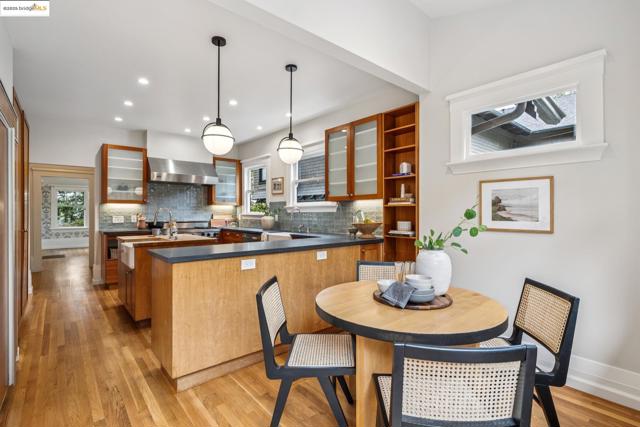 118 Hillside Ave, Piedmont CA: https://media.crmls.org/mediaz/8fe056fa-464c-4e8b-bd94-35f6cf481e6d.jpg