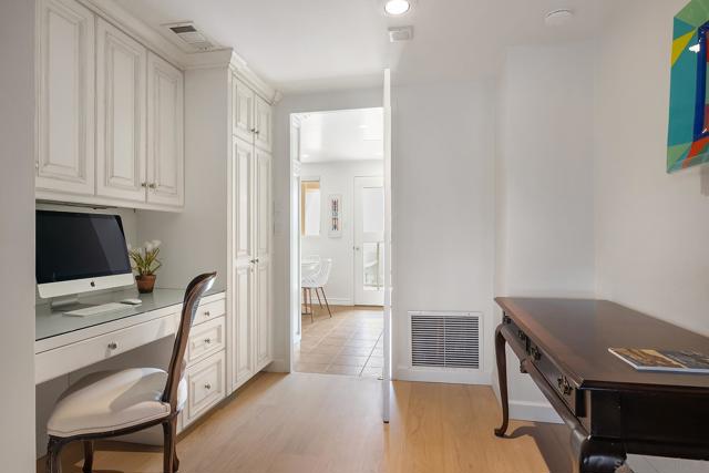 939 Coast Blvd. 5G, La Jolla CA: https://media.crmls.org/mediaz/8fe0adb1-6d7b-48da-b1f6-fdc0d7fe5e9e.jpg