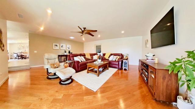 Detail Gallery Image 4 of 27 For 1150 Marine View Dr, Vista,  CA 92081 - 3 Beds | 3/1 Baths