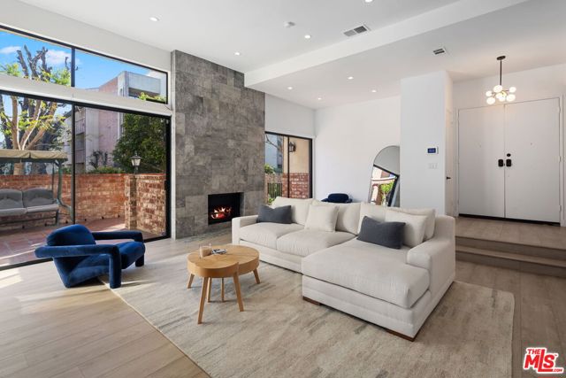 5254 Yarmouth Avenue, Encino CA: https://media.crmls.org/mediaz/8fe14124-194a-4ebe-ac4b-0e7b27f6a631.jpg