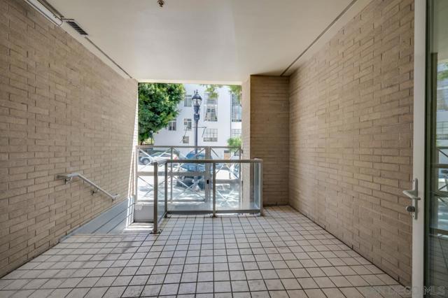 850 Beech St, San Diego CA: https://media.crmls.org/mediaz/8fe17a66-80a0-4cd1-8239-d236f90d9122.jpg