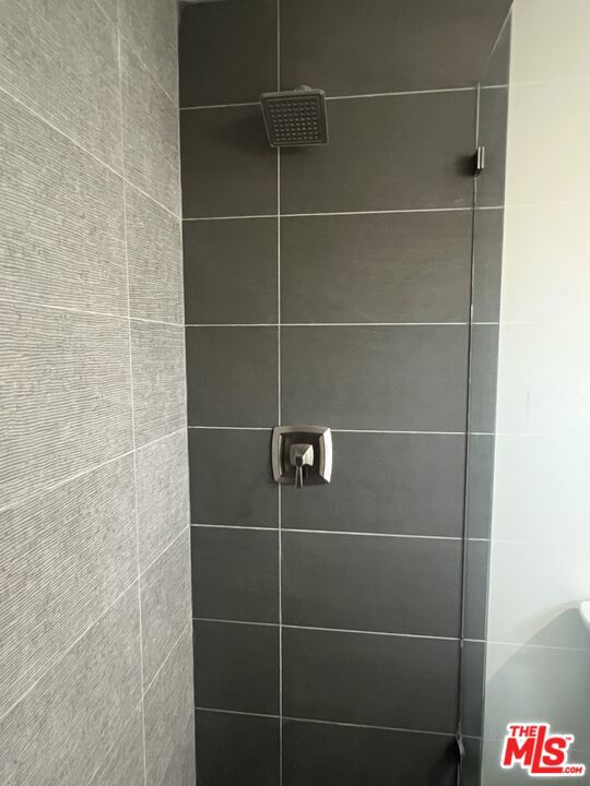 1282 1/2 S Highland Avenue, Los Angeles CA: https://media.crmls.org/mediaz/8fe1a34b-2a77-46ef-918f-46c7f30b9866.jpg