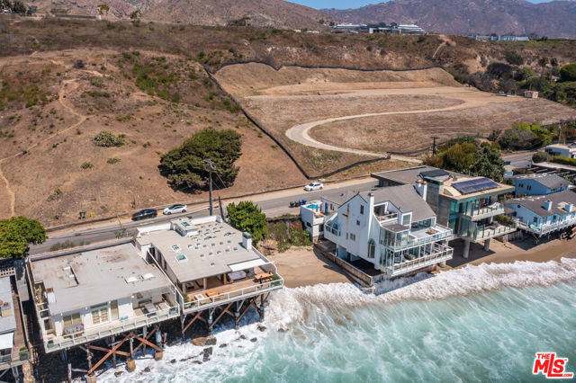 24208 Malibu Road, Malibu CA: https://media.crmls.org/mediaz/8fe1e61c-1ad1-4b87-adc5-4c56dd04249e.jpg