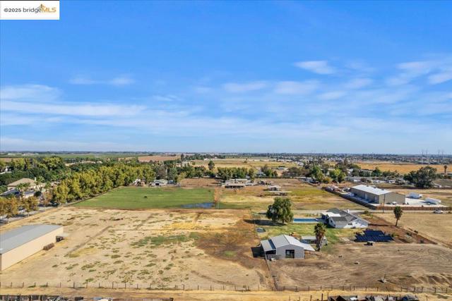 3164 Bixler Rd, Brentwood CA: https://media.crmls.org/mediaz/8fe24bbd-604e-4ca4-87ae-fcc421872d61.jpg