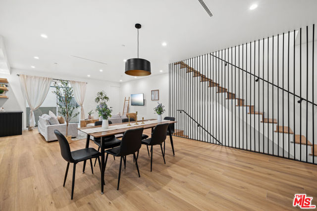 841 N Mccadden Pl, Los Angeles CA: https://media.crmls.org/mediaz/8fe2f81b-41d7-443e-bd93-eeab761f5b71.jpg