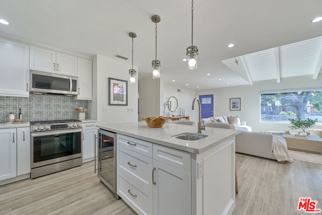 4211 W Woodland Avenue, Burbank CA: https://media.crmls.org/mediaz/8fe3540d-726d-4bf7-9520-d1a897ea4763.jpg