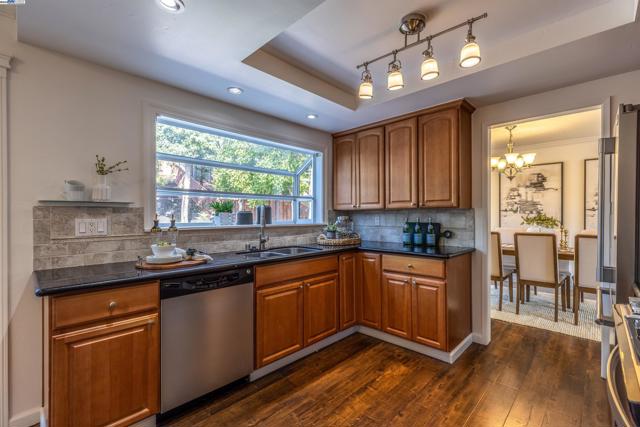702 Sylvaner Dr, Pleasanton CA: https://media.crmls.org/mediaz/8fe40bed-bed1-4cb4-9094-e6ef19d38410.jpg