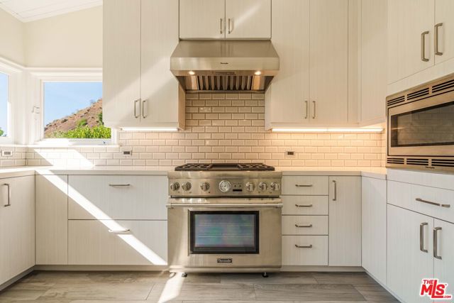 1200 El Hito Circle, Pacific Palisades CA: https://media.crmls.org/mediaz/8fe42db9-2f26-460e-91d4-58290100be60.jpg