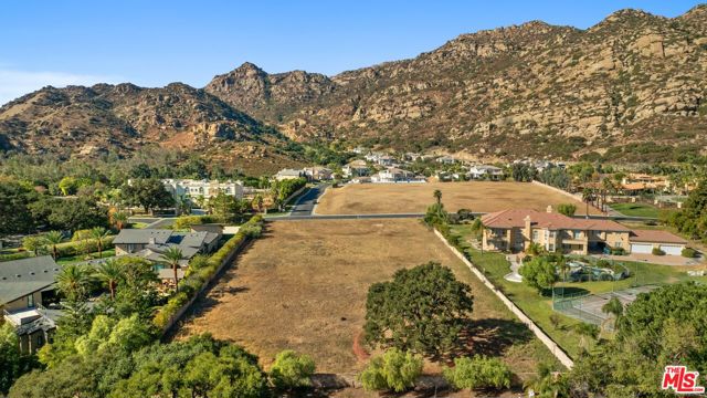 22682 La Quilla Drive, Chatsworth CA: https://media.crmls.org/mediaz/8fe45dbe-4182-4070-9dcf-1924ef137926.jpg
