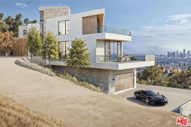 1510 N Tigertail Road, Los Angeles CA: https://media.crmls.org/mediaz/8fe55de8-fc88-4f96-a6ec-15db3ae9b9cf.jpg