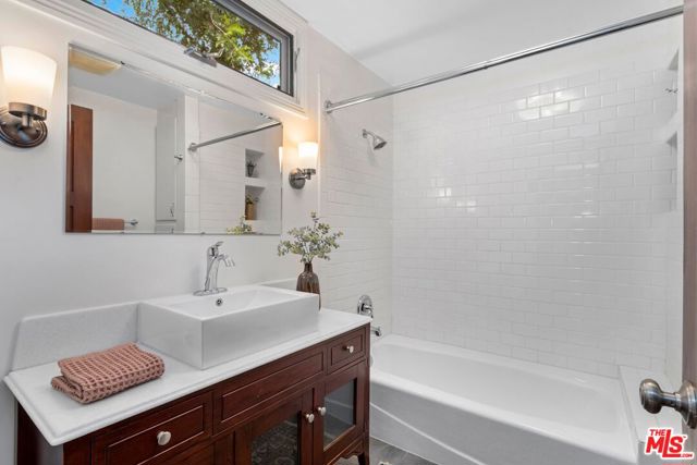 1409 Waterloo Street, Los Angeles CA: https://media.crmls.org/mediaz/8fe56527-980c-41f3-8744-e7f0a01f1a09.jpg