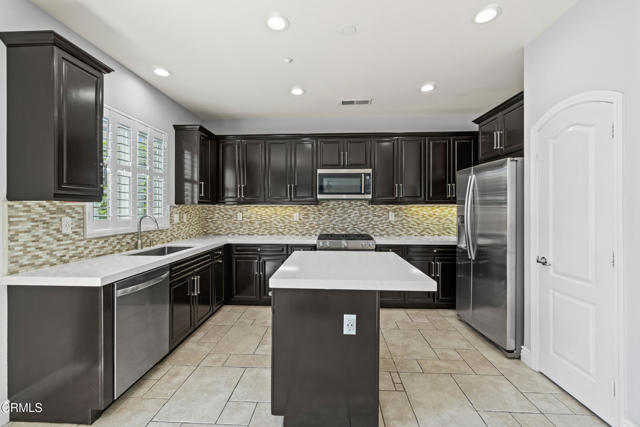 Detail Gallery Image 8 of 37 For 615 Halifax Ln, Oxnard,  CA 93035 - 3 Beds | 2/1 Baths