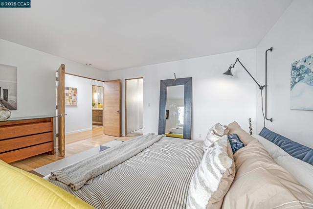 2280 Hastings Dr, Belmont CA: https://media.crmls.org/mediaz/8fe6108e-ac03-4475-a7f6-03d3acaef491.jpg