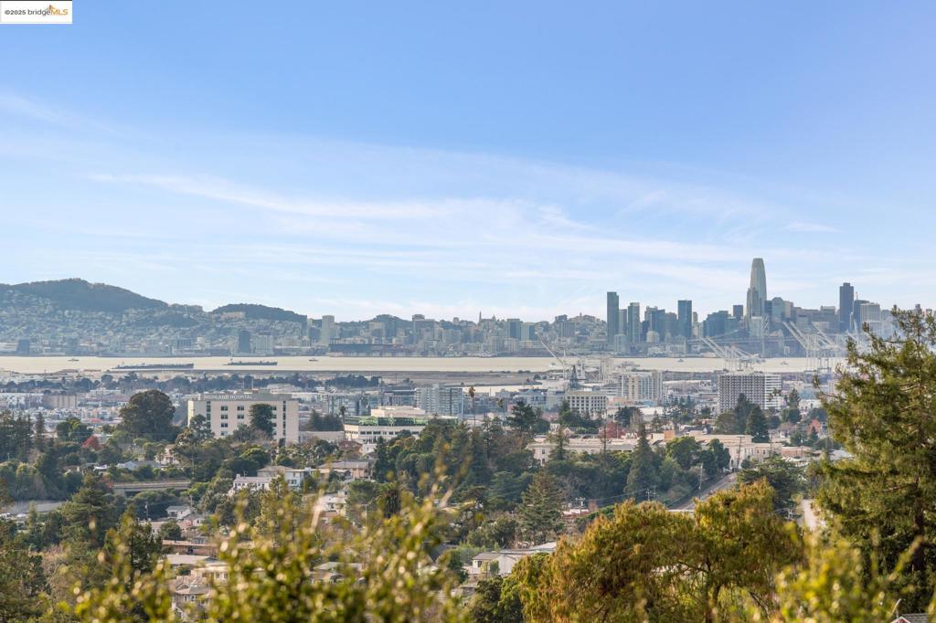 https://media.crmls.org/mediaz/8fe61dbc-45b3-4e30-a50b-3151a3268969.jpg?preset=X-Large