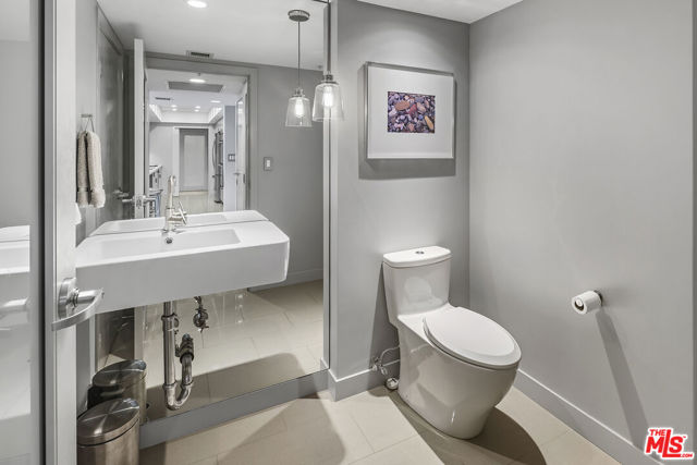 13700 Marina Pointe Drive, Marina del Rey CA: https://media.crmls.org/mediaz/8fe6baf9-0cd1-412c-8c51-b6f965cba5b6.jpg