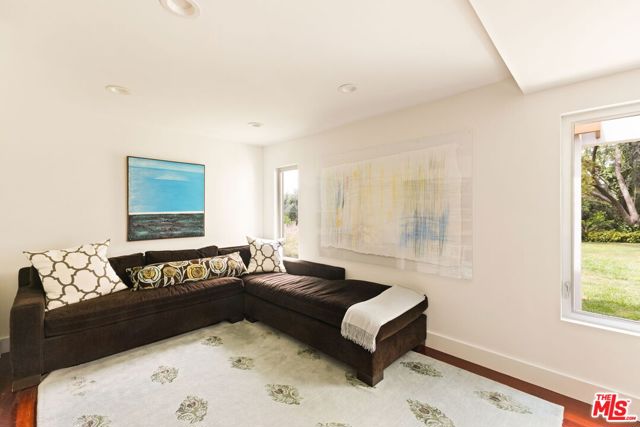 11531 Amanda Drive, Studio City CA: https://media.crmls.org/mediaz/8fe76423-c1b7-48fa-9b55-f8ff5868cc92.jpg