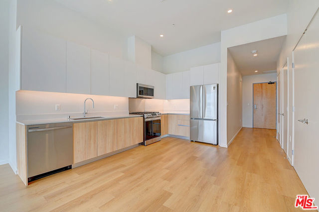 200 W Ocean Boulevard, Long Beach CA: https://media.crmls.org/mediaz/8fe77f6e-070b-4075-882c-b20c117e4e57.jpg