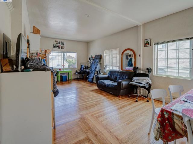 1437 25Th Ave, Oakland CA: https://media.crmls.org/mediaz/8fe7f930-3f75-45bf-aac2-3cf7e87cab8d.jpg