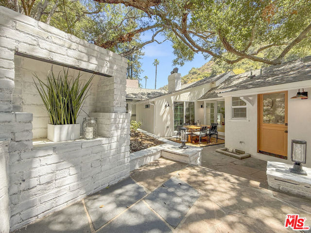 1831 Benedict Canyon Drive, Beverly Hills CA: https://media.crmls.org/mediaz/8fe80c47-a8da-4e28-b371-cfaef8df5571.jpg