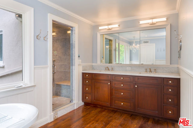 1290 Sunset Plaza Drive, Los Angeles CA: https://media.crmls.org/mediaz/8fe8b1ed-e28c-41d8-9776-75a679a0f25c.jpg